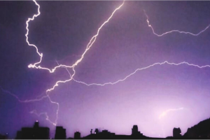 Foto mostra 'primeiros raios do ciclone' que causou ventos de 99 km/h no litoral de SP