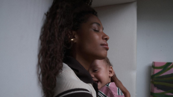 'Minha presença é um gesto político': a trajetória da brasileira negra que concilia a maternidade com uma startup de games em NY