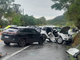 Acidente entre dois carros deixa três pessoas feridas na rodovia Floriano Rodrigues Pinheiro 