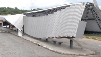 Ventos acima de 100km/h danificam cobertura de terminal de ônibus em Arujá