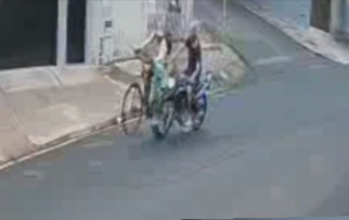 VÍDEO: motociclista que empinava moto perde controle do veículo e atropela ciclista em Jaú