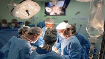 Segunda cirurgia de separação das gêmeas siamesas é concluída com sucesso em Ribeirão Preto, SP