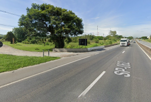 Homem morre após ser atropelado por moto e caminhão na Dutra, em Lorena