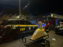 Boliviano é preso com quase 140 kg de cocaína escondidos em caixas metálicas dentro de van 