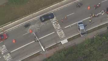 Acidente entre dois carros derruba poste na Avenida Aricanduva, na Zona Leste de SP
