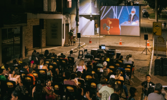 Primeiro cinema itinerante movido a energia solar do Brasil inicia circuito 2026 com sessões gratuitas na região; veja programação