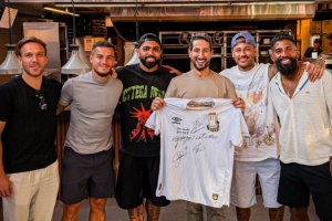 Neymar almoça com Philippe Coutinho, Gabigol e mais 'parças' em churrascaria de Santos