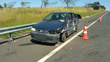 Batida de frente entre dois carros deixa feridos em rodovia de Martinópolis