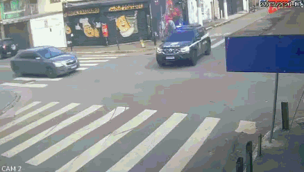 VÍDEO: viatura da Polícia Civil capota após ser atingida por carro em SP