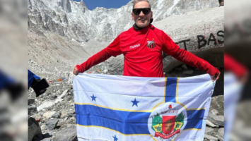 Empresário enfrenta 'mal da montanha', encara 'trilha de boi' e leva bandeira de cidade do interior de SP ao Campo Base do Everest