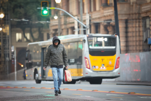 Frente fria perde força, mas segunda ainda deve ser de frio e céu nublado em São Paulo