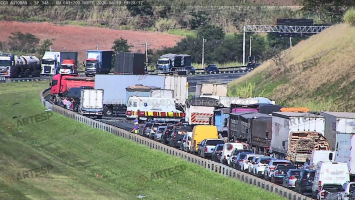 Engavetamento bloqueia trecho da Rodovia dos Bandeirantes em Campinas
