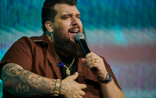 Panda faz churrasco no palco, bebe com Natanzinho Lima e amanhece em estreia no Ribeirão Rodeo Music