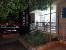 Homem agride ex por não aceitar fim do relacionamento, foge da polícia e invade igreja durante culto 