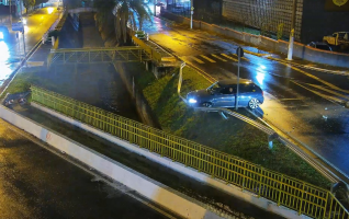 Carro escapa de cair em córrego em Franca, SP, graças a defensa metálica; VÍDEO