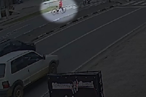 Vídeo mostra motociclista atingindo ciclista idoso em avenida de Caraguatatuba, no Litoral Norte de SP