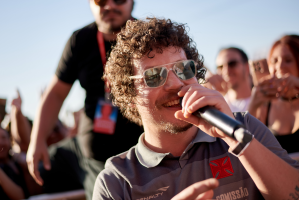 Chico Chico fica à vontade no João Rock, relembra Cássia Eller e passeia pela MPB