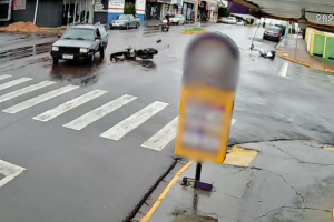 VÍDEO: motociclista fica ferido após colidir contra carro em cruzamento de avenida no interior de SP