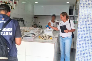 Operação Quaresma flagra peixe mal conservado, insetos e descarte irregular em peixarias de Guarujá