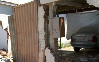 'Perdi o chão' diz proprietária de casa que foi atingida por caminhonete em Franca, SP