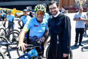 Cantor Daniel chega ao Santuário de Aparecida após percorrer 300 quilômetros em romaria