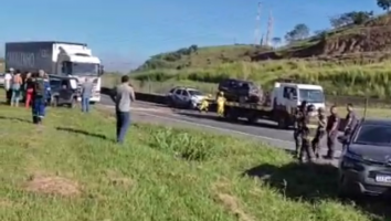 Turistas enfrentam até 10 horas de fila após paralisação da balsa entre São Sebastião e Ilhabela por causa de ventos fortes